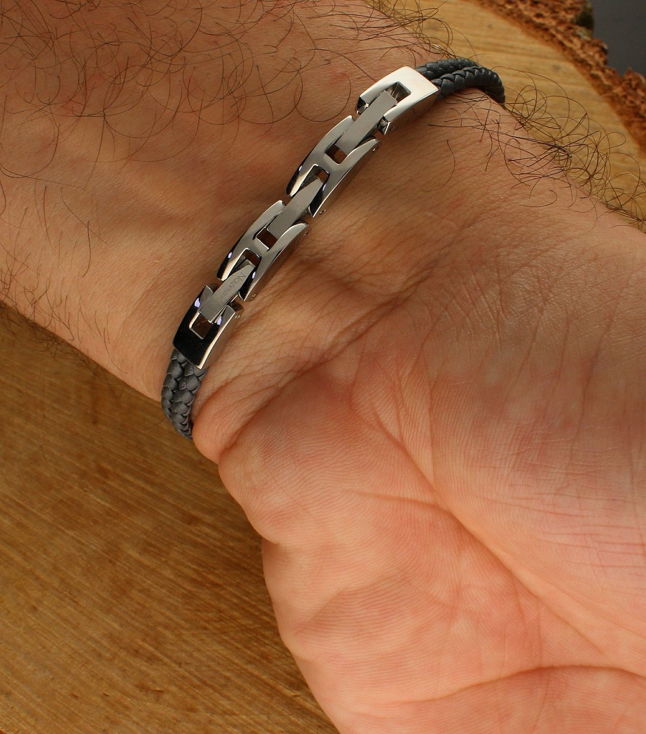 Bransoletka męska Nomination Italy Manvision szara skórzana ze złotymi śrubkami 133003 051.Bransoletka z szarej skóry i stali szlachetnej z eleganckimi detalami w złotym kolorze. Bezpieczne zapięcie na zatrzask ze srebrnej (3).jpg